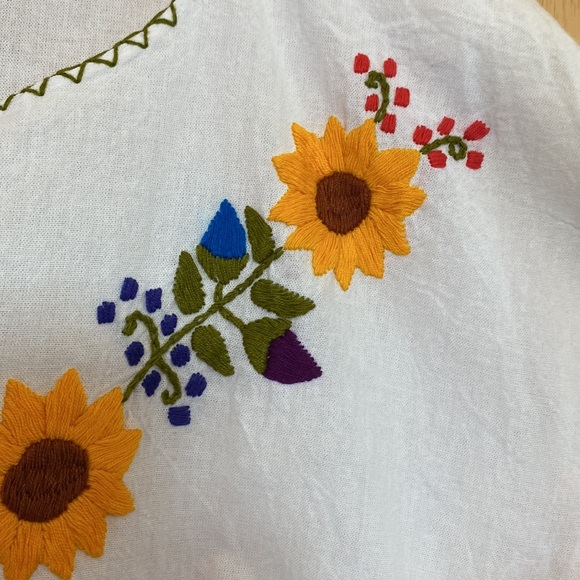 Cancun Mexico White Hand Sewn Sunflower Embroidered Short Sleeve Boxy Top NWT - Picture 6 of 10